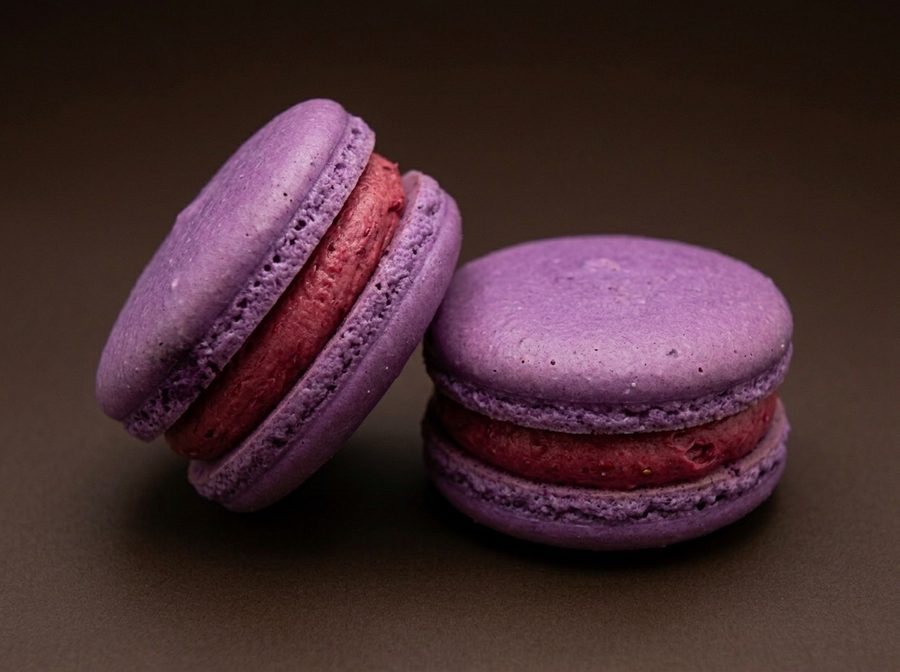Zwei Macarons Waldbeere