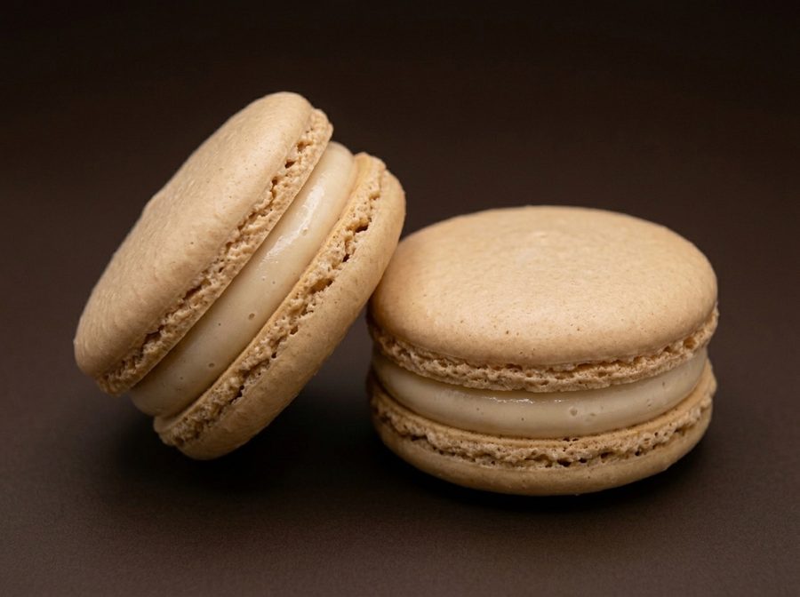 Zwei Macarons Salted Caramel
