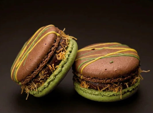 Zwei Macarons Dubai Schokolade
