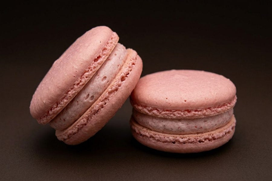 Zwei Macarons Erdbeere