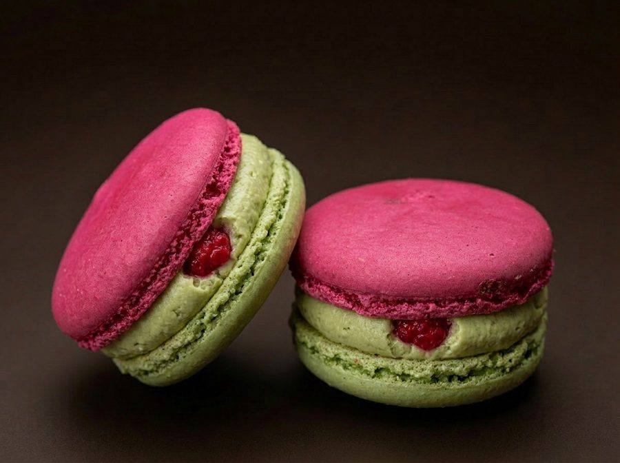 Zwei Macarons Matcha-Himbeere