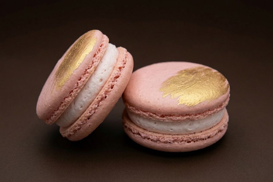Zwei Macarons Rosé Champagner